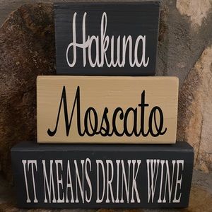 Hakuna Moscato sign